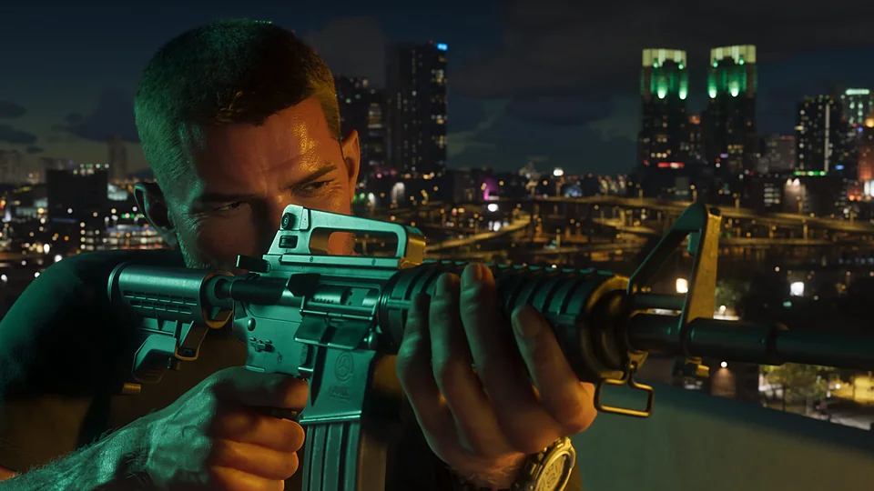 Jason l'arme au poing dans GTA VI : Ammu-Nation, coffre et munitions, le vocabulaire des armes reste central.